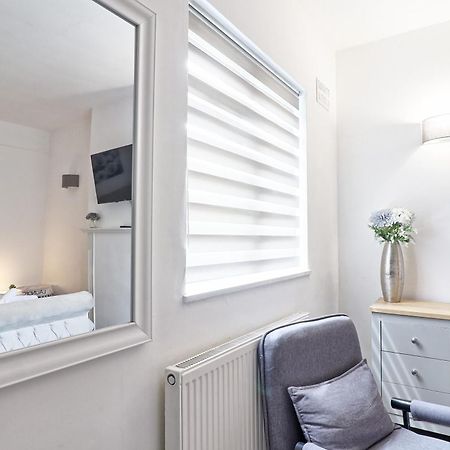Luxury 3-Bed Apartment Near To London With Parking Hornchurch Ngoại thất bức ảnh