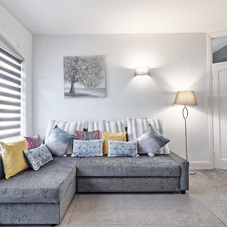Luxury 3-Bed Apartment Near To London With Parking Hornchurch Ngoại thất bức ảnh