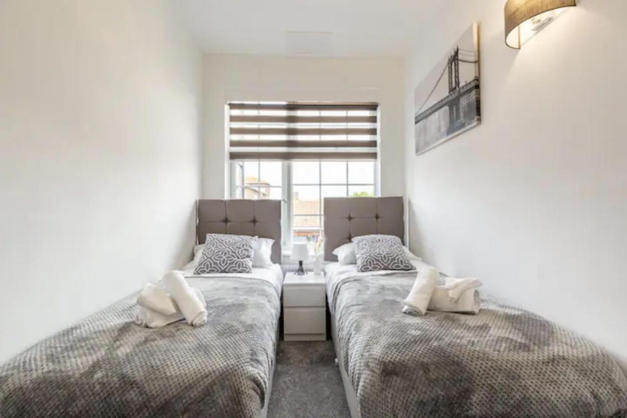 Luxury 3-Bed Apartment Near To London With Parking Hornchurch Ngoại thất bức ảnh