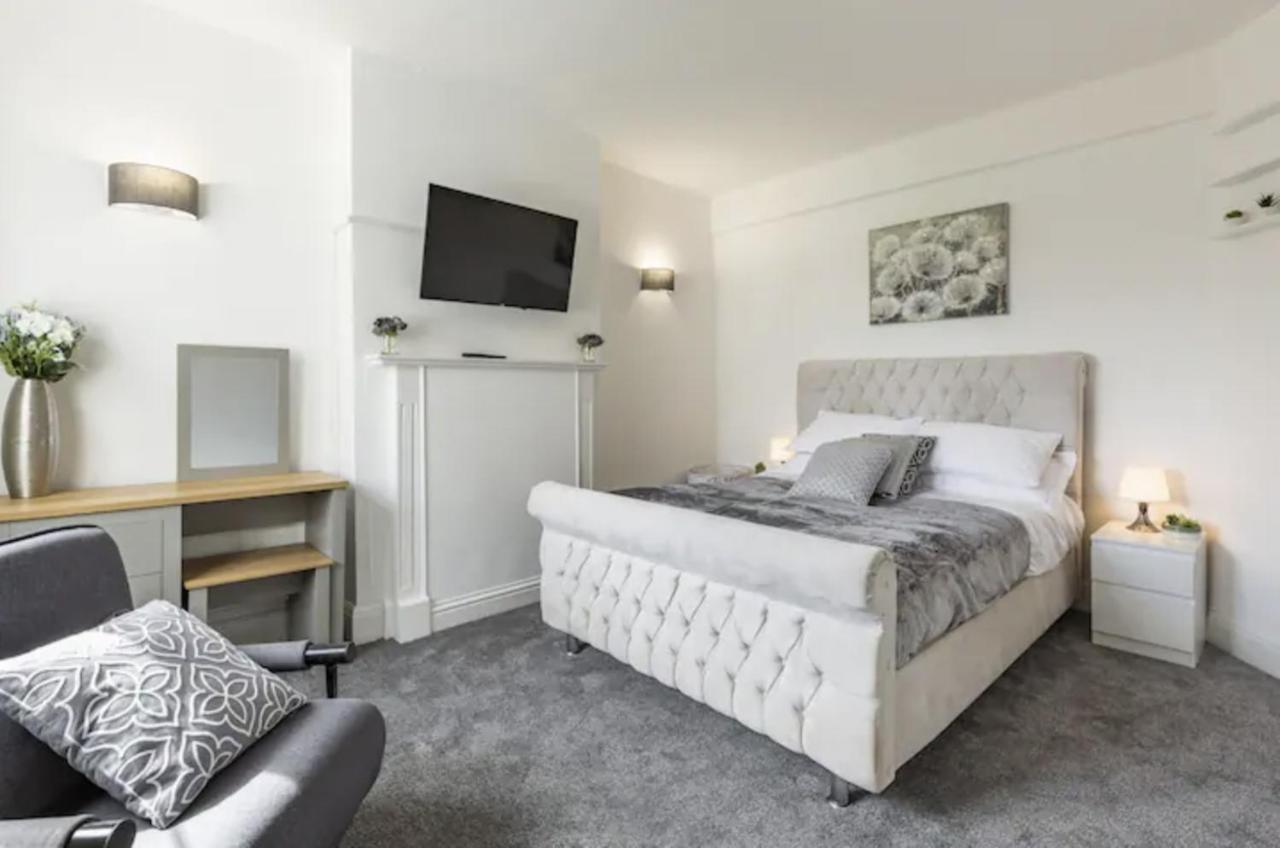Luxury 3-Bed Apartment Near To London With Parking Hornchurch Ngoại thất bức ảnh