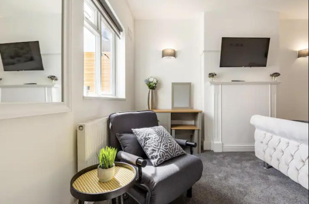 Luxury 3-Bed Apartment Near To London With Parking Hornchurch Ngoại thất bức ảnh