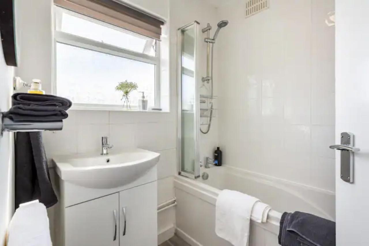 Luxury 3-Bed Apartment Near To London With Parking Hornchurch Ngoại thất bức ảnh