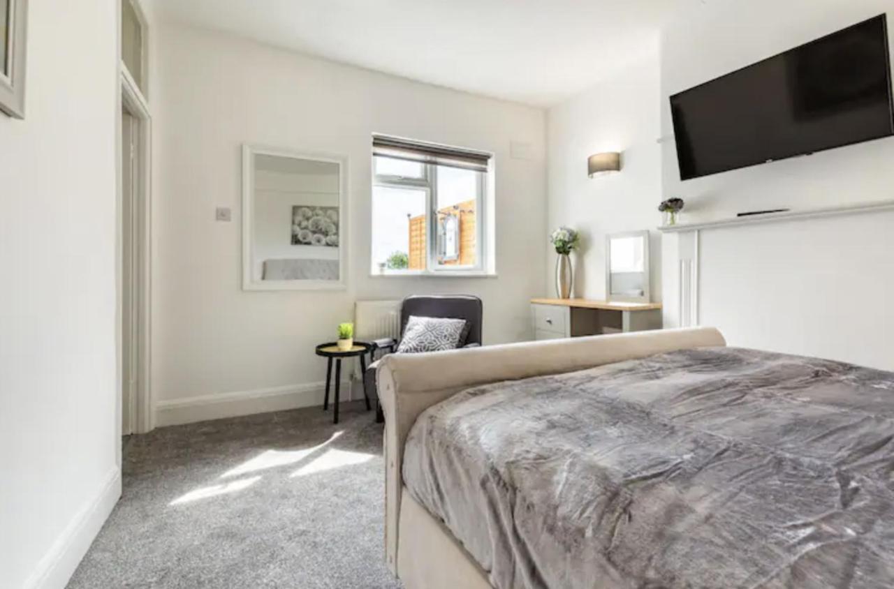 Luxury 3-Bed Apartment Near To London With Parking Hornchurch Ngoại thất bức ảnh