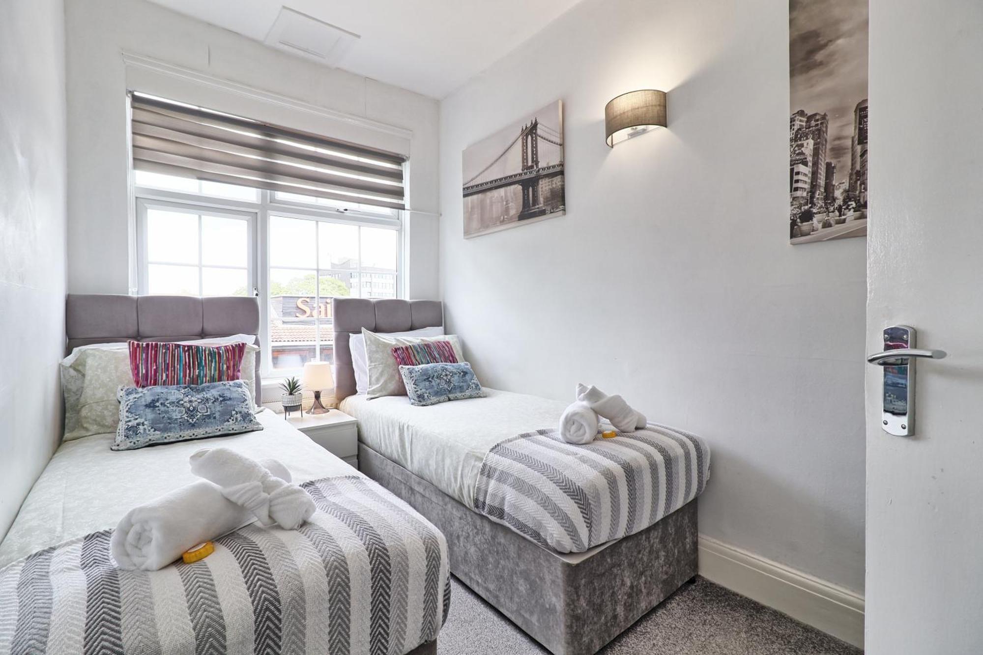 Luxury 3-Bed Apartment Near To London With Parking Hornchurch Ngoại thất bức ảnh