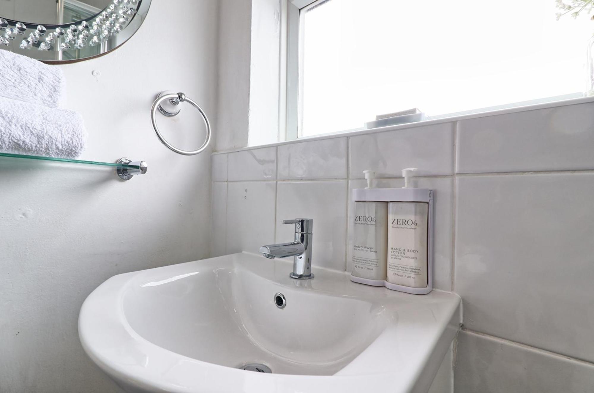 Luxury 3-Bed Apartment Near To London With Parking Hornchurch Ngoại thất bức ảnh