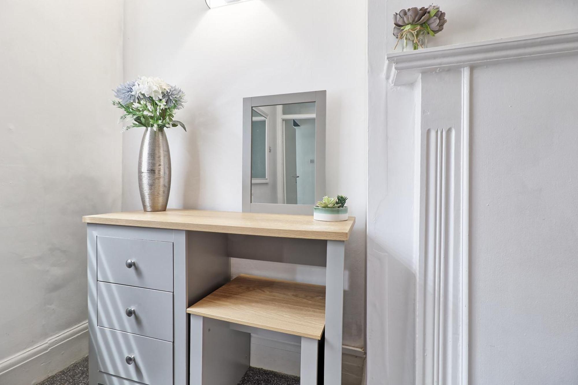 Luxury 3-Bed Apartment Near To London With Parking Hornchurch Ngoại thất bức ảnh