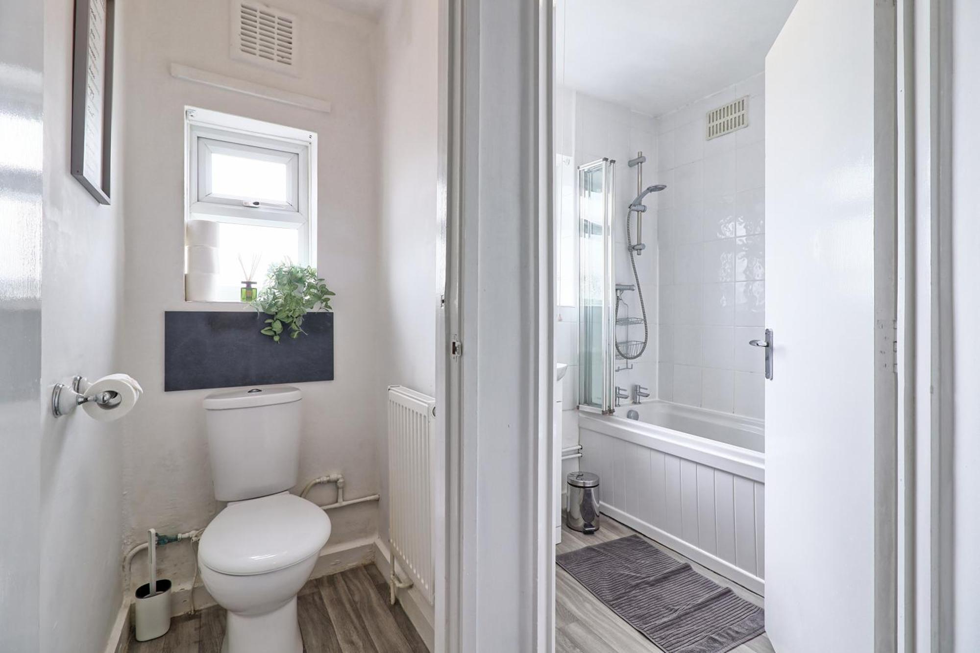 Luxury 3-Bed Apartment Near To London With Parking Hornchurch Ngoại thất bức ảnh