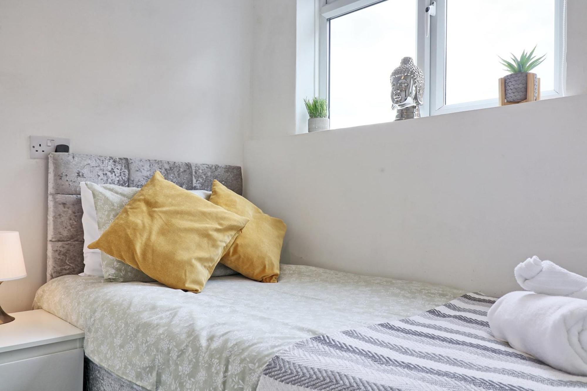Luxury 3-Bed Apartment Near To London With Parking Hornchurch Ngoại thất bức ảnh