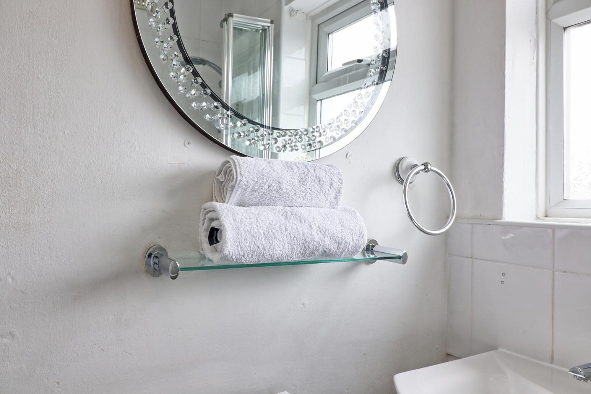 Luxury 3-Bed Apartment Near To London With Parking Hornchurch Ngoại thất bức ảnh