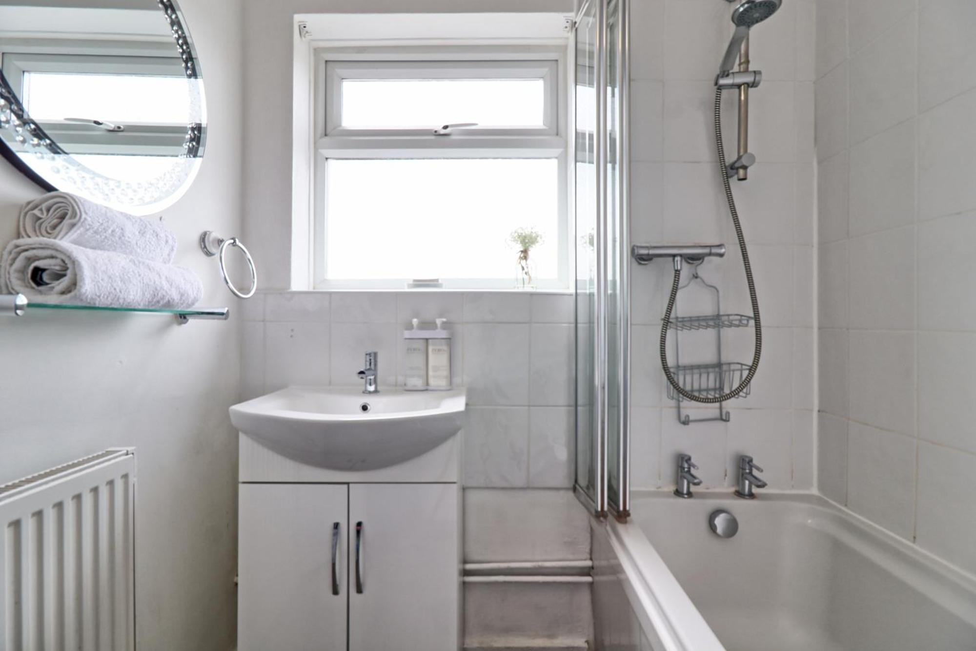 Luxury 3-Bed Apartment Near To London With Parking Hornchurch Ngoại thất bức ảnh