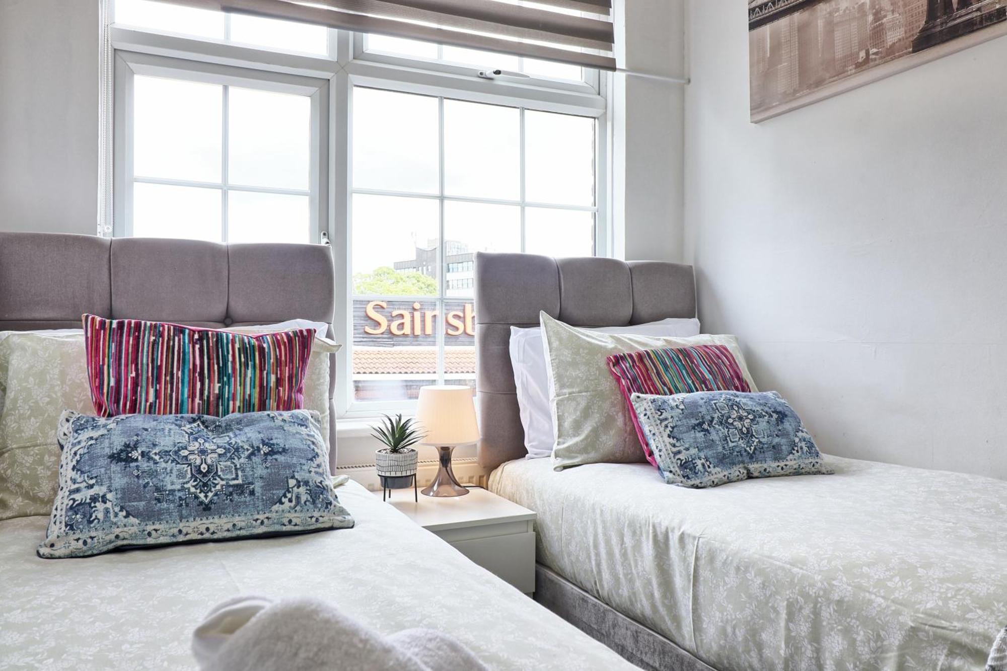 Luxury 3-Bed Apartment Near To London With Parking Hornchurch Ngoại thất bức ảnh