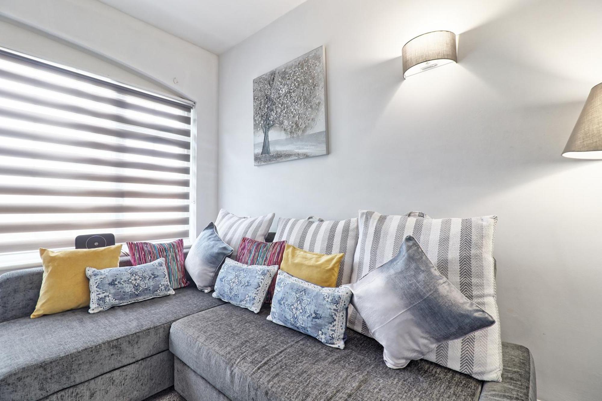 Luxury 3-Bed Apartment Near To London With Parking Hornchurch Ngoại thất bức ảnh