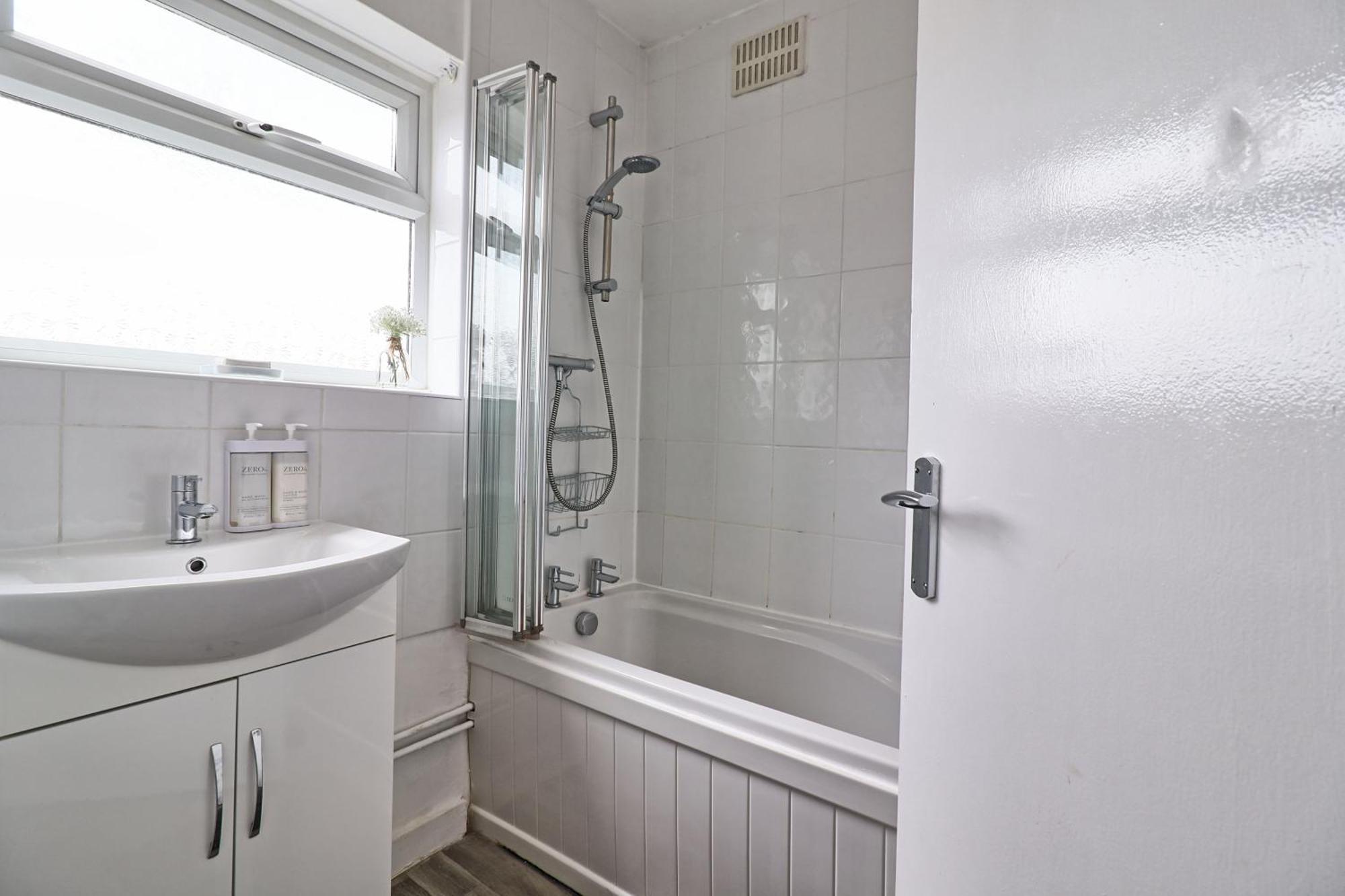 Luxury 3-Bed Apartment Near To London With Parking Hornchurch Ngoại thất bức ảnh