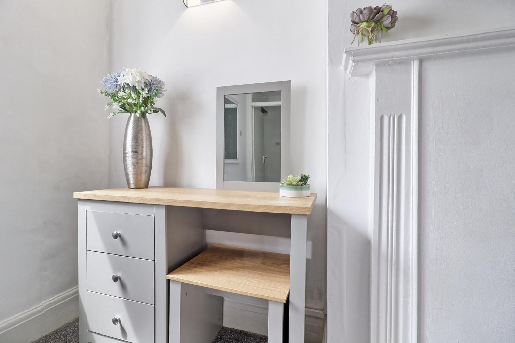 Luxury 3-Bed Apartment Near To London With Parking Hornchurch Ngoại thất bức ảnh