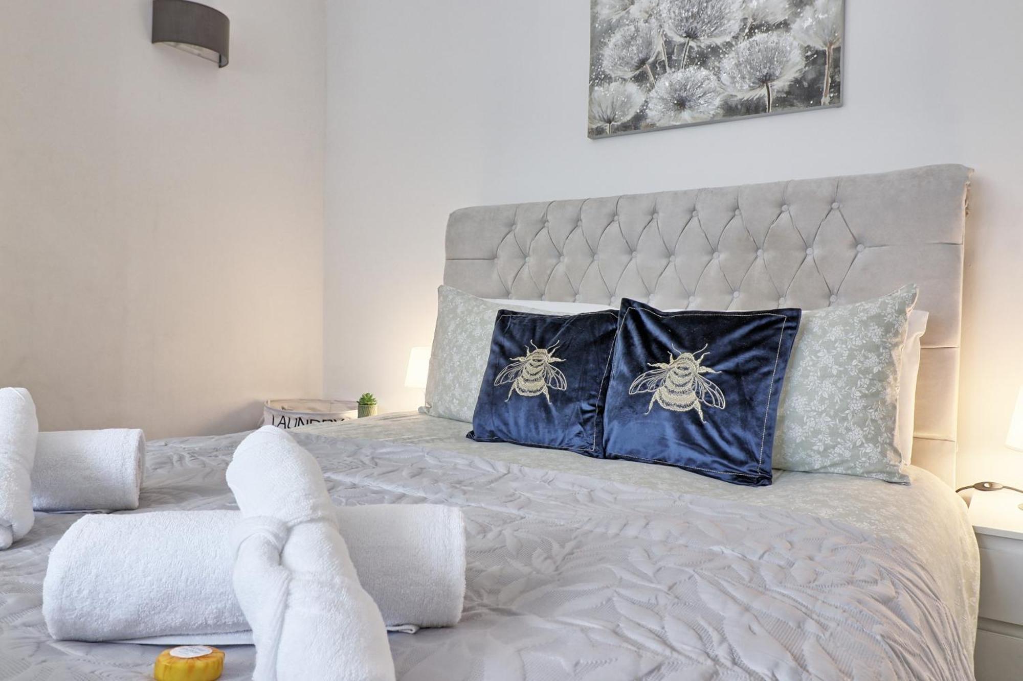 Luxury 3-Bed Apartment Near To London With Parking Hornchurch Ngoại thất bức ảnh
