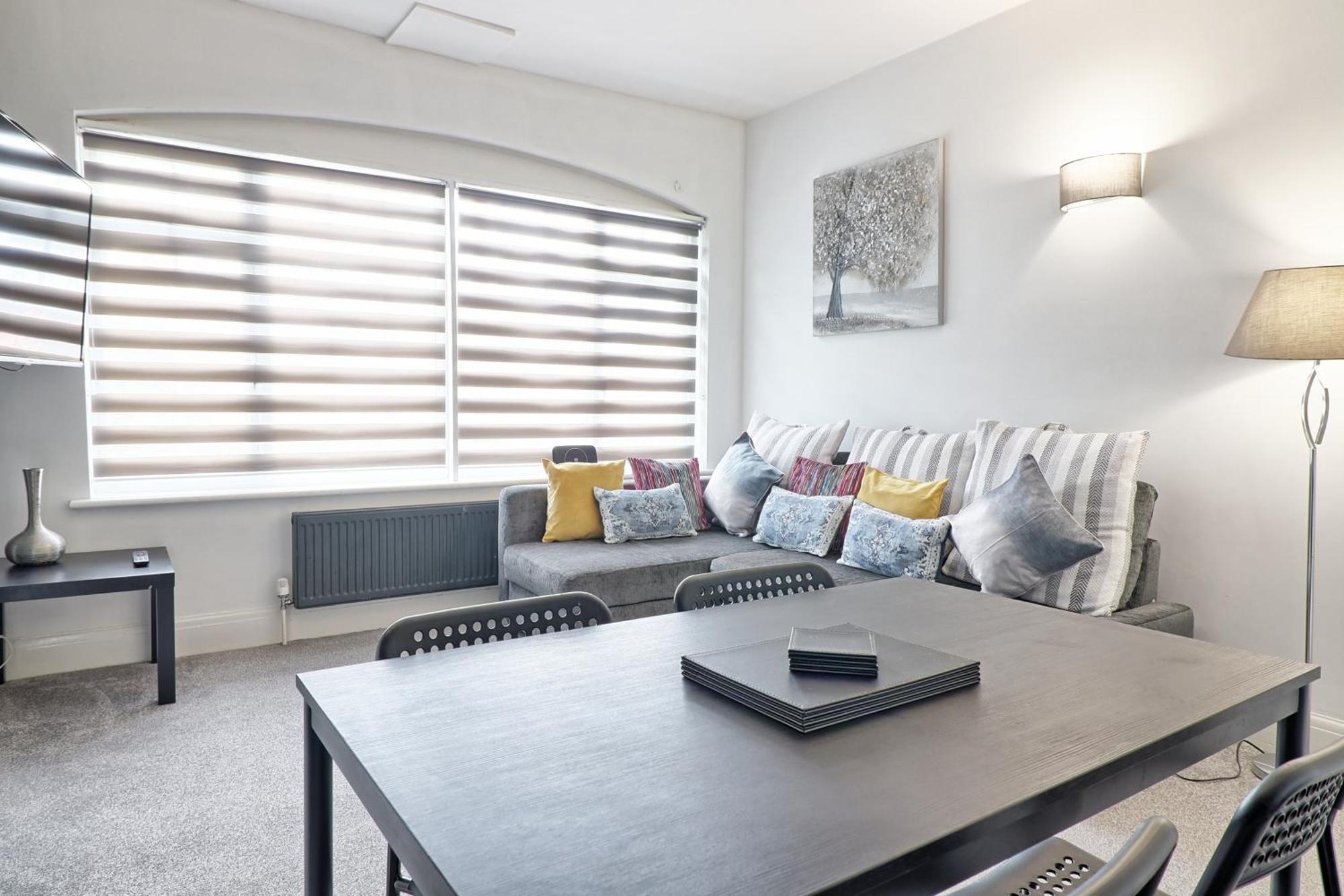 Luxury 3-Bed Apartment Near To London With Parking Hornchurch Ngoại thất bức ảnh