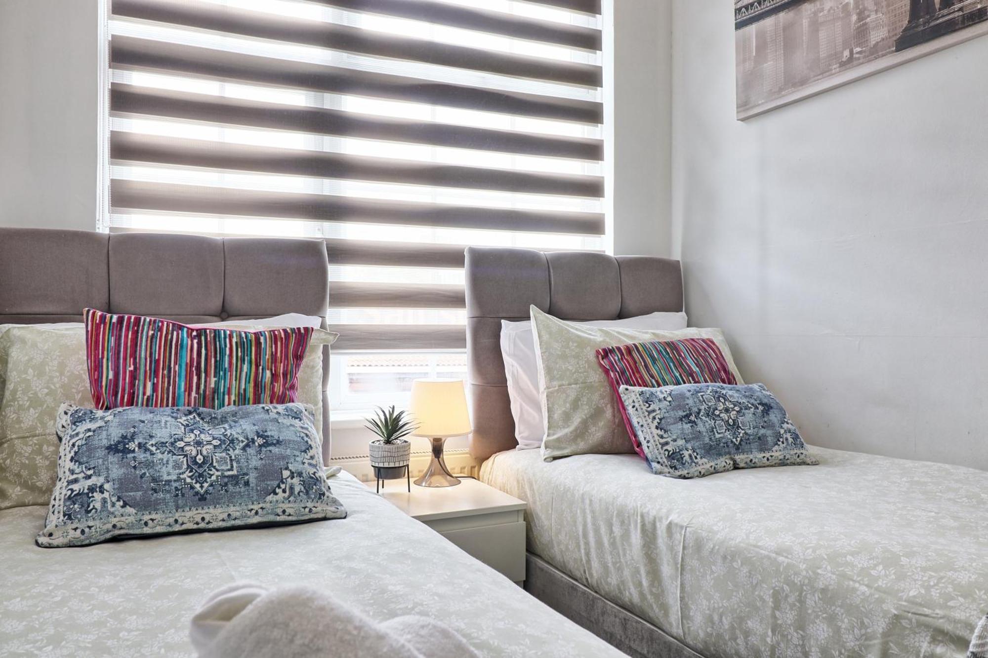 Luxury 3-Bed Apartment Near To London With Parking Hornchurch Ngoại thất bức ảnh