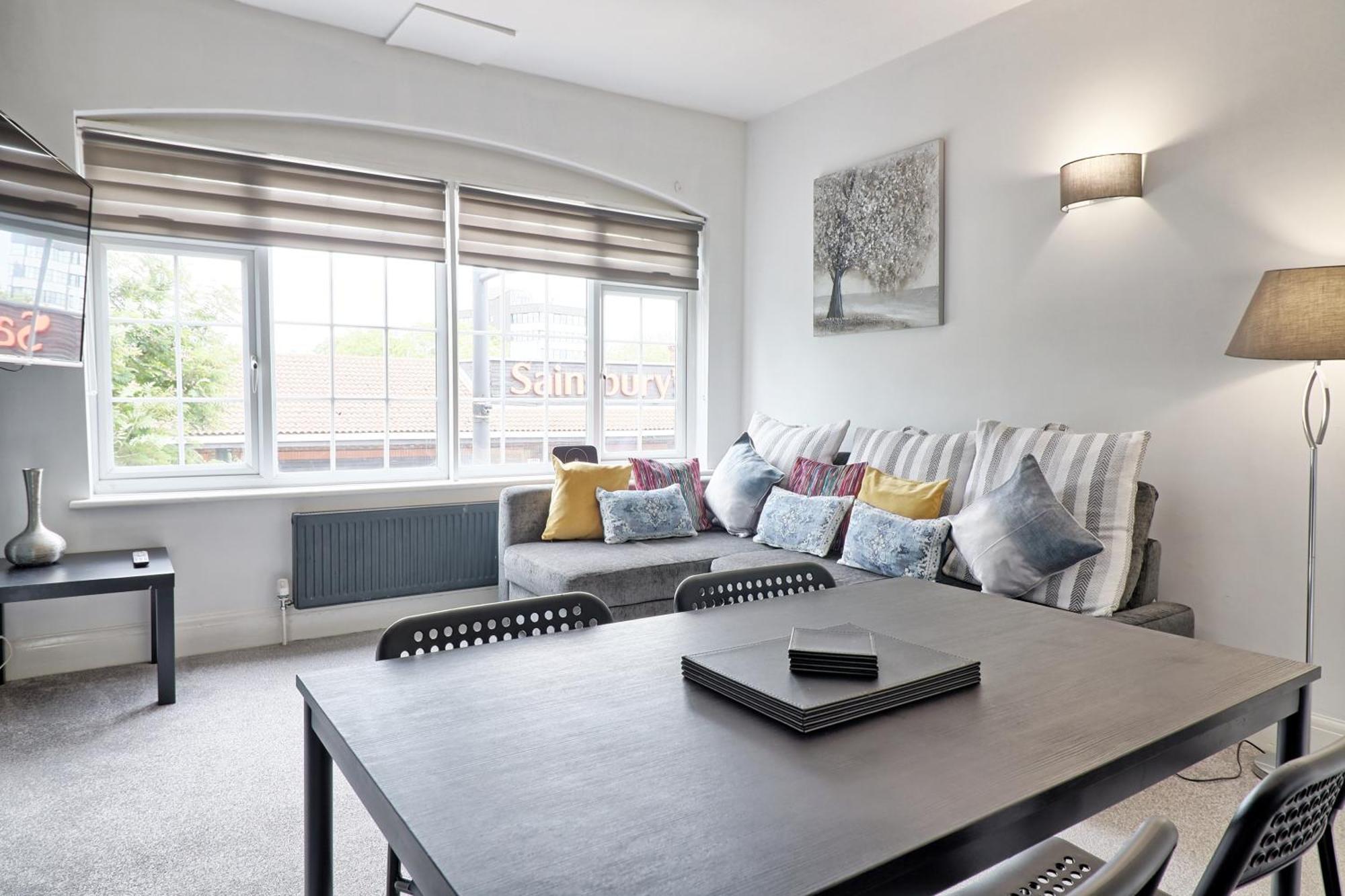 Luxury 3-Bed Apartment Near To London With Parking Hornchurch Ngoại thất bức ảnh