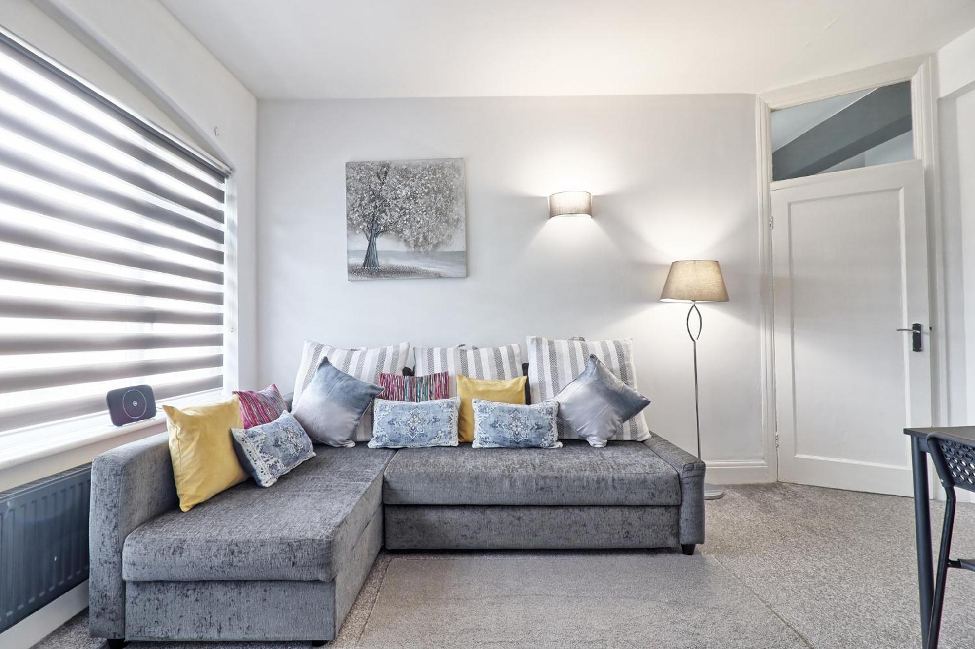 Luxury 3-Bed Apartment Near To London With Parking Hornchurch Ngoại thất bức ảnh