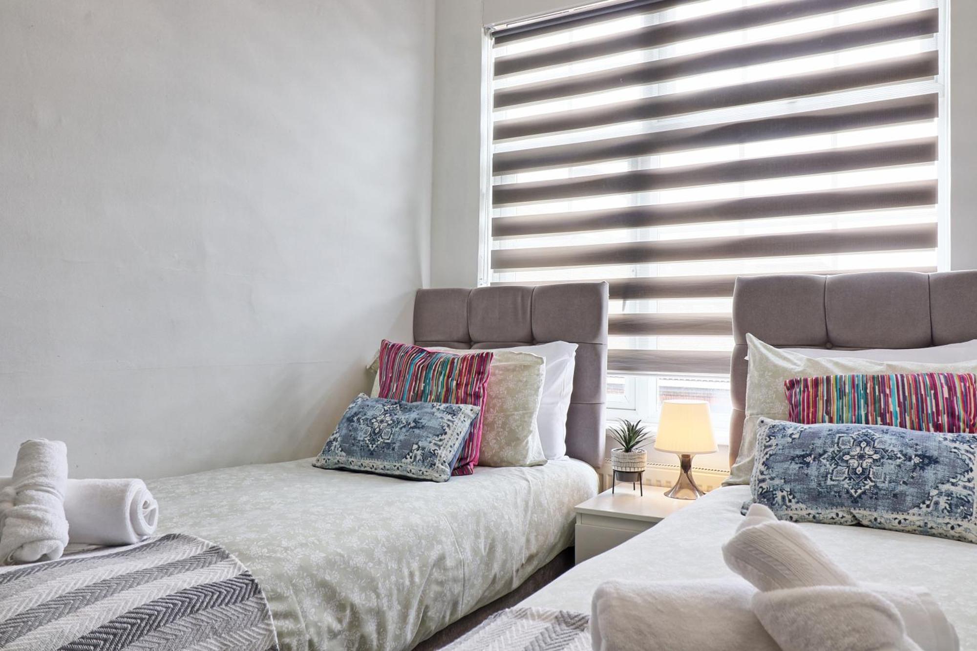 Luxury 3-Bed Apartment Near To London With Parking Hornchurch Ngoại thất bức ảnh